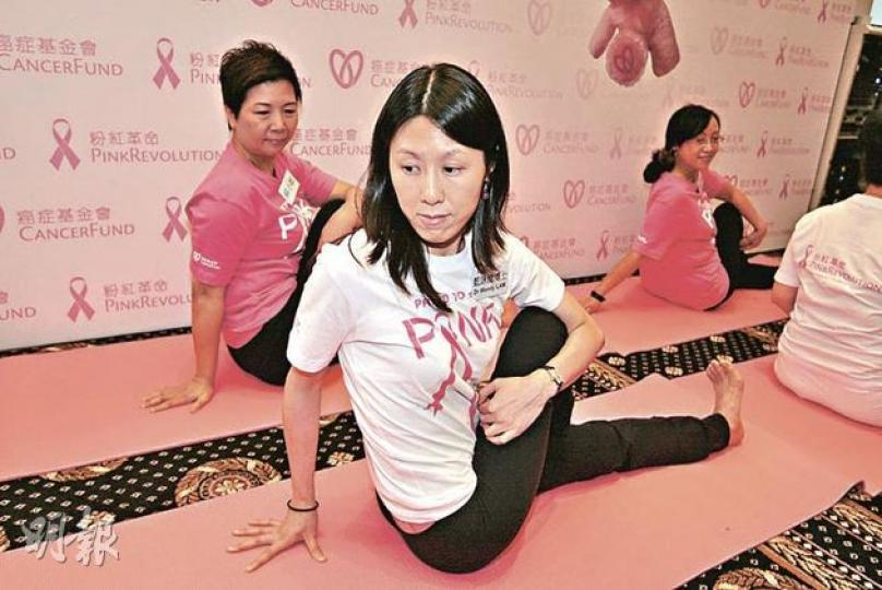 港大醫學院公共衛生學院助理教授藍詠德(前者)親自示範「粉紅瑜伽」招式。乳癌患者切除乳房後脊椎會因兩邊失衡而彎曲,此動作有助拉直脊椎、減低痛症。(郭慶輝攝)乳癌康復者的手術傷口會令肌肉向內收縮,這動作打開胸膛可有助改善呼吸和心肺功能。(郭慶輝攝)這個動作可將胸膛完全打開,可改善呼吸和心肺功能。(郭慶輝攝) 港大醫學院公共衛生學院助理教授藍詠德(前者)親自示範「粉紅瑜伽」招式。乳癌患者切除乳房後脊椎會因兩邊失衡而彎曲,此動作有助拉直脊椎、減低痛症。(郭慶輝攝)乳癌康復者的手術傷口會令肌肉向內收縮,這動作打開胸膛可有助改善呼吸和心肺功能。(郭慶輝攝)這個動作可將胸膛完全打開,可改善呼吸和心肺功能。(郭慶輝攝)