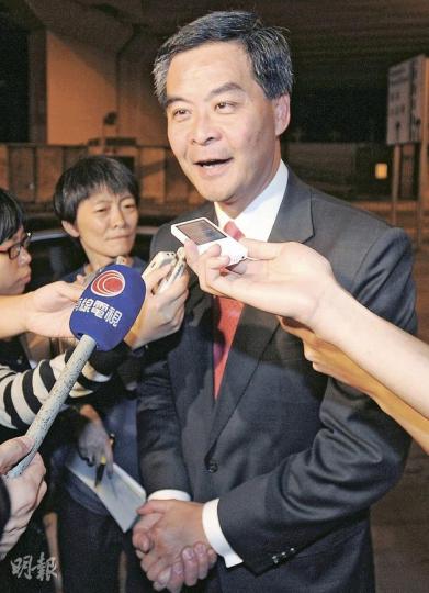 五大地產商代表沒有赴會,但梁振英認為,昨晚宴會氣氛不錯,他又否認出席晚宴是為拉票。(李澤彤攝)合和實業主席胡應湘稱,特首人選「為香港盡力的人最好」。他說,會先聽取理念,才決定支持誰,又說出席飯局因「有免費晚餐一定食」。(李澤彤攝)萬邦集團董事長曹文錦說,唐英年、梁振英都是好朋友,要決定支持誰「很為難」。曹文錦在70年代與董浩雲、包玉剛及趙從衍並稱「四大船王」。(李澤彤攝)香港昨晚颱風剛掠過,88歲的工業家蔣震亦有出席晚宴。(李澤彤攝)全國政協常委郭炳湘表示,這次宴請,是想了解梁振英的政綱。(李澤 五大地產商代表沒有赴會,但梁振英認為,昨晚宴會氣氛不錯,他又否認出席晚宴是為拉票。(李澤彤攝)合和實業主席胡應湘稱,特首人選「為香港盡力的人最好」。他說,會先聽取理念,才決定支持誰,又說出席飯局因「有免費晚餐一定食」。(李澤彤攝)萬邦集團董事長曹文錦說,唐英年、梁振英都是好朋友,要決定支持誰「很為難」。曹文錦在70年代與董浩雲、包玉剛及趙從衍並稱「四大船王」。(李澤彤攝)香港昨晚颱風剛掠過,88歲的工業家蔣震亦有出席晚宴。(李澤彤攝)全國政協常委郭炳湘表示,這次宴請,是想了解梁振英的政綱。(李澤