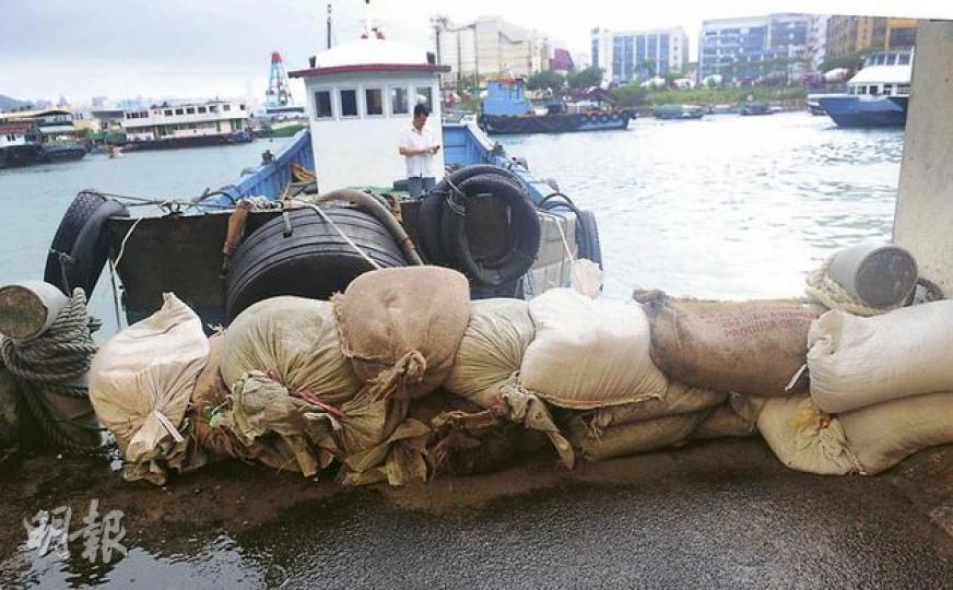 颱風納沙襲港,適逢本港天文大潮,海水水位急漲,渠務署前日開始於多處低窪地點放置沙包,及派員清理淤塞渠道,以免海水倒灌,造成水浸。圖為其中一個低窪地點鯉魚門三家村避風塘。(劉焌陶攝)(明報製圖) 颱風納沙襲港,適逢本港天文大潮,海水水位急漲,渠務署前日開始於多處低窪地點放置沙包,及派員清理淤塞渠道,以免海水倒灌,造成水浸。圖為其中一個低窪地點鯉魚門三家村避風塘。(劉焌陶攝)(明報製圖)