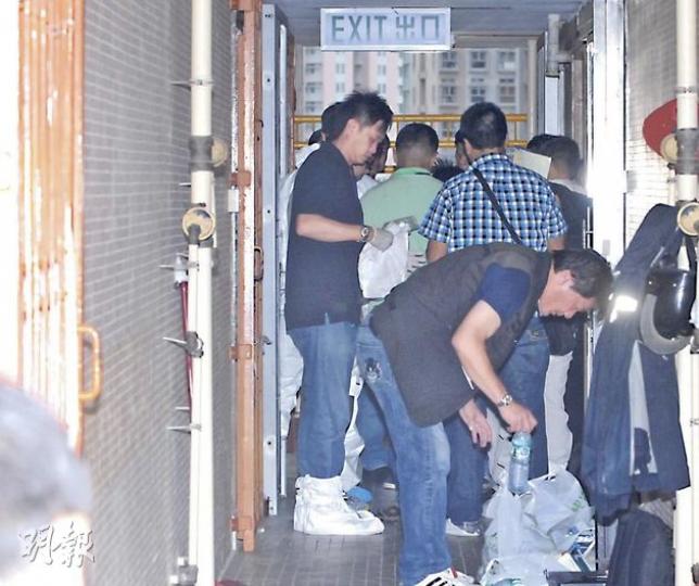東頭邨一單位揭發命案後,大批重案組探員連同法醫到場調查,氣氛緊張,但初步證實案件無可疑。(鍾炳然攝) 東頭邨一單位揭發命案後,大批重案組探員連同法醫到場調查,氣氛緊張,但初步證實案件無可疑。(鍾炳然攝)