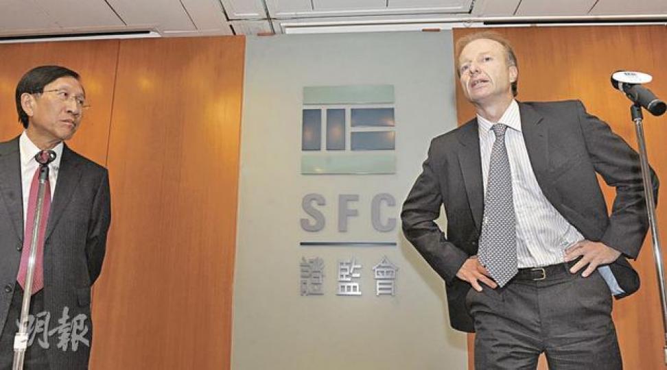 新任證監會行政總裁歐達禮(右)身體語言豐富,姿勢似乎預示自己「好打得」,證監會主席方正(左)則一直站在其側邊予以支持。(劉焌陶攝) 新任證監會行政總裁歐達禮(右)身體語言豐富,姿勢似乎預示自己「好打得」,證監會主席方正(左)則一直站在其側邊予以支持。(劉焌陶攝)