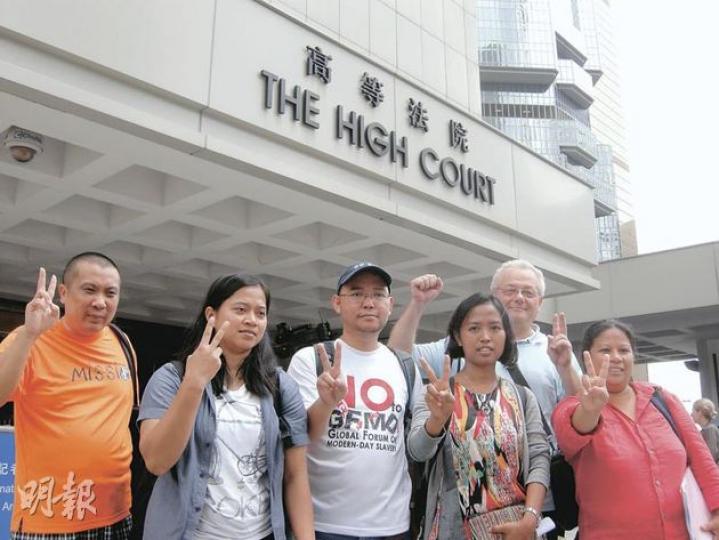 亞洲外傭協調機構發言人Dolores Balcadares(前排右起)、Eni Lestari、Eman Villanueva,以及外傭Sring Atin、港人莊先生,與甘浩望神父(後排)在高等法院外高舉勝利手勢,表示成功爭取應有權益。(梁珮珊攝) 亞洲外傭協調機構發言人Dolores Balcadares(前排右起)、Eni Lestari、Eman Villanueva,以及外傭Sring Atin、港人莊先生,與甘浩望神父(後排)在高等法院外高舉勝利手勢,表示成功爭取應有權益。(梁珮珊攝)