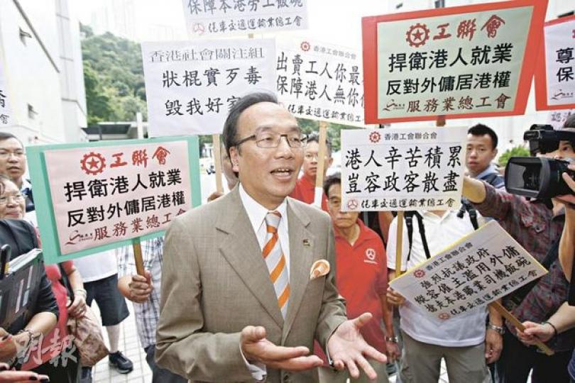 資深大律師、公民黨黨魁梁家傑(中)昨在高等法院外回應傳媒提問,遭示威人士「圍剿」,示威者高舉反對標語,罵他是「垃圾」、「出賣香港」等。(李紹昌攝) 資深大律師、公民黨黨魁梁家傑(中)昨在高等法院外回應傳媒提問,遭示威人士「圍剿」,示威者高舉反對標語,罵他是「垃圾」、「出賣香港」等。(李紹昌攝)