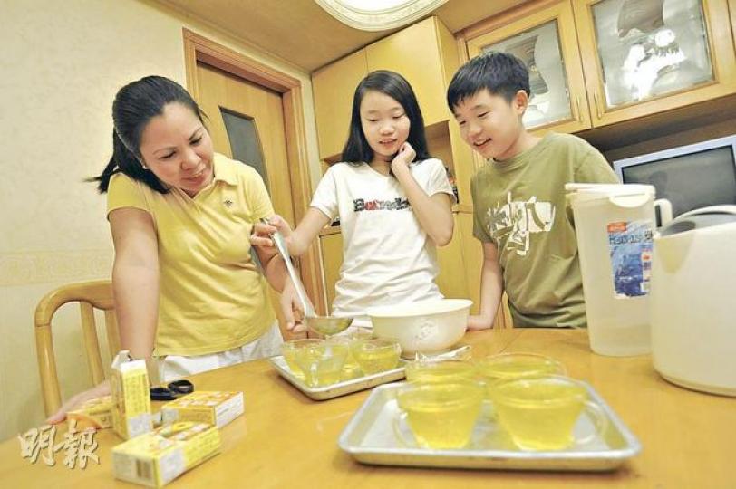 在麥家工作11年的菲傭Daisy Valdoz Mariano(左),與僱主可以用「家人」相稱,感情深厚。對於外傭在居權案取得初勝,Daisy坦言無疑令外傭可享申請居港權的平等待遇,但她個人只是希望來港工作,期望他日回國與家人團聚。(葉漢華攝) 在麥家工作11年的菲傭Daisy Valdoz Mariano(左),與僱主可以用「家人」相稱,感情深厚。對於外傭在居權案取得初勝,Daisy坦言無疑令外傭可享申請居港權的平等待遇,但她個人只是希望來港工作,期望他日回國與家人團聚。(葉漢華攝)