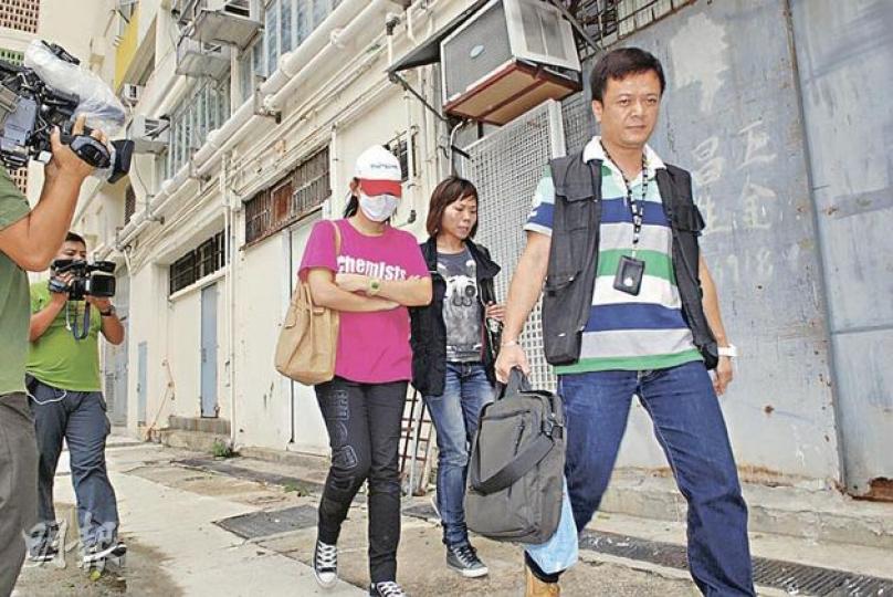 17歲少女(左)涉在新港中心偷取Gucci手袋被捕,被警員押回家搜屋後,換上便服被帶署調查。(雲錦鋒攝) 17歲少女(左)涉在新港中心偷取Gucci手袋被捕,被警員押回家搜屋後,換上便服被帶署調查。(雲錦鋒攝)