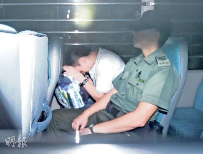 國際刑警的香港警方人員在落馬洲拘捕入境的逃犯高輝,高昨日隨即在東區法院提堂,作引渡返新西蘭受審的安排。(李澤彤攝) 國際刑警的香港警方人員在落馬洲拘捕入境的逃犯高輝,高昨日隨即在東區法院提堂,作引渡返新西蘭受審的安排。(李澤彤攝)