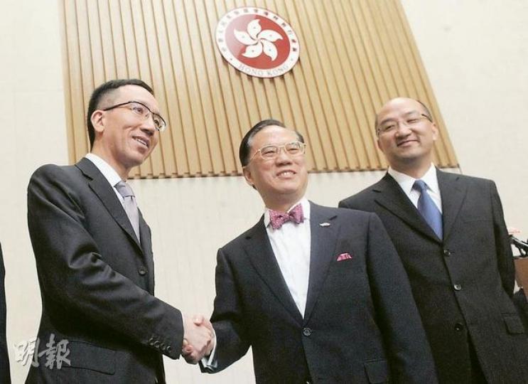譚志源(右)獲任命接任為政制及內地事務局長,至於其特首辦主任一職,將由食物及衛生局副局長梁卓偉(左)接手。(劉焌陶攝)(明報製圖)(明報製圖) 譚志源(右)獲任命接任為政制及內地事務局長,至於其特首辦主任一職,將由食物及衛生局副局長梁卓偉(左)接手。(劉焌陶攝)(明報製圖)(明報製圖)