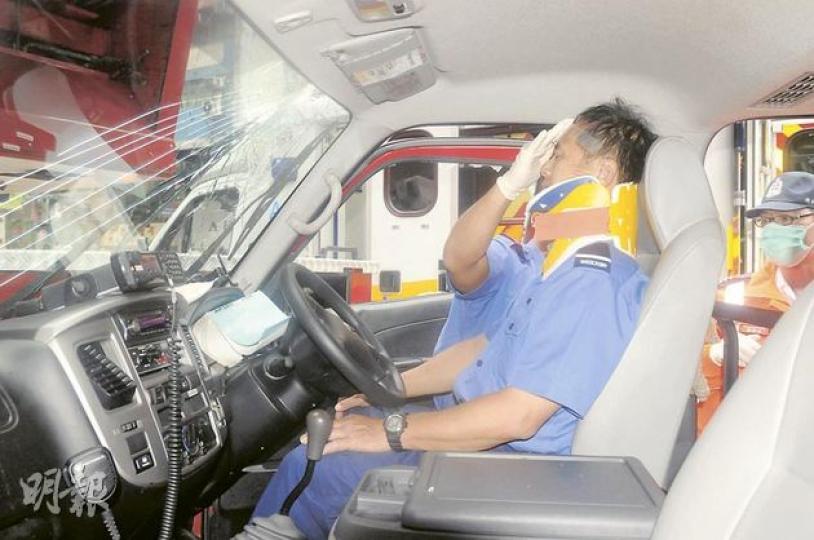 消防客貨車被撞後,車長頸部受傷不能動彈,需由同袍到場拯救。(蔡方山攝)掛上假牌的凌志房車撼向消防客貨車,將其推前撞向鋼梯車,其後不顧而去。(蔡方山攝) 消防客貨車被撞後,車長頸部受傷不能動彈,需由同袍到場拯救。(蔡方山攝)掛上假牌的凌志房車撼向消防客貨車,將其推前撞向鋼梯車,其後不顧而去。(蔡方山攝)