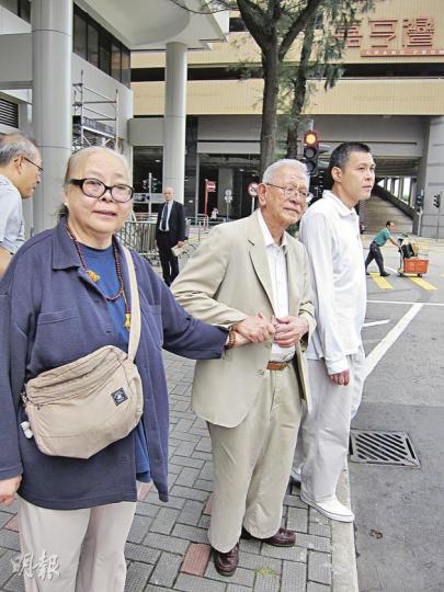 古運鴻(右一)昨先行在法院外截的士,其父母古滿祥(右二)及古陳蘭施(左一)再手拖手徐徐步出法院,登上的士離去。(林綺琪攝) 古運鴻(右一)昨先行在法院外截的士,其父母古滿祥(右二)及古陳蘭施(左一)再手拖手徐徐步出法院,登上的士離去。(林綺琪攝)