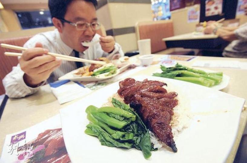 筲箕灣太興燒味被驗出一個叉燒飯樣本含金黃葡萄球菌超標,含菌食物已被銷毁,其後食安中心再抽驗該店的食物樣本,結果合格。(李澤彤攝)(明報製圖) 筲箕灣太興燒味被驗出一個叉燒飯樣本含金黃葡萄球菌超標,含菌食物已被銷毁,其後食安中心再抽驗該店的食物樣本,結果合格。(李澤彤攝)(明報製圖)