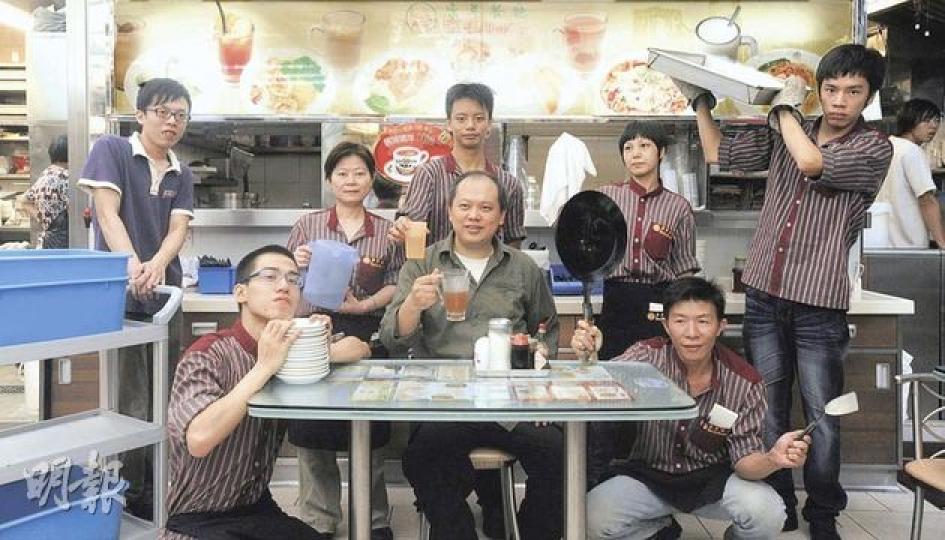 康年餐廳聘請了10多名殘疾員工負責不同崗位,縱然困難重重,但餐廳主要負責人之一蔡偉廉(中坐者)謙稱這只是為餐飲業添新血。(余俊亮攝)(明報製圖) 康年餐廳聘請了10多名殘疾員工負責不同崗位,縱然困難重重,但餐廳主要負責人之一蔡偉廉(中坐者)謙稱這只是為餐飲業添新血。(余俊亮攝)(明報製圖)