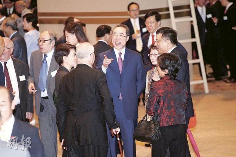 無官一身輕,唐英年(中)昨出席國慶酒會,與財經事務及庫務局長陳家強(右)等言談甚歡。(李紹昌攝)特首曾蔭權(右三)在國慶酒會上,和梁振英(左一)祝酒。旁為中聯辦主任彭清華(右)和外交部駐港特派員呂新華(右二)。(李紹昌攝)曾表態支持行政會議召集人梁振英(右一)參選特首的全國政協委員劉夢熊(右二),出席酒會時與梁振英握手合照。(李紹昌攝)(明報製圖) 無官一身輕,唐英年(中)昨出席國慶酒會,與財經事務及庫務局長陳家強(右)等言談甚歡。(李紹昌攝)特首曾蔭權(右三)在國慶酒會上,和梁振英(左一)祝酒。旁為中聯辦主任彭清華(右)和外交部駐港特派員呂新華(右二)。(李紹昌攝)曾表態支持行政會議召集人梁振英(右一)參選特首的全國政協委員劉夢熊(右二),出席酒會時與梁振英握手合照。(李紹昌攝)(明報製圖)