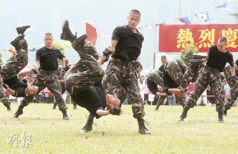 駐港解放軍舉行開放日,首次有特種兵演示雙人匕首對練。(尹錦恩攝) 駐港解放軍舉行開放日,首次有特種兵演示雙人匕首對練。(尹錦恩攝)