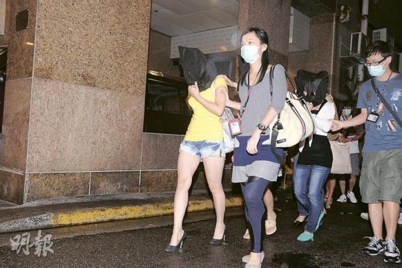 警員搗破賣淫集團,其中在灣仔一間酒店帶走多名賣淫的內地女子。(樊銳昌攝)放蛇探員發現賣淫集團在銅鑼灣酒店內派多名妓女迎客,嫖客可「唔啱揀到啱」。(樊銳昌攝) 警員搗破賣淫集團,其中在灣仔一間酒店帶走多名賣淫的內地女子。(樊銳昌攝)放蛇探員發現賣淫集團在銅鑼灣酒店內派多名妓女迎客,嫖客可「唔啱揀到啱」。(樊銳昌攝)