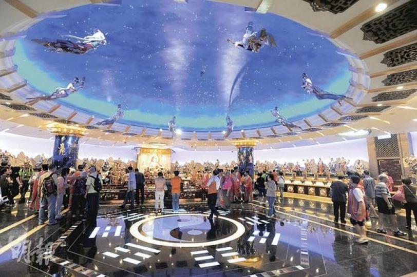 「太歲元辰殿」標榜環保設計,神像背後和天幕皆採用LED燈光。大批市民昨日持票入場參觀,有善信讚殿內設計新穎,跟以往的殿堂有很大分別。(尹錦恩攝)供奉黃大仙的外壇和主殿平日不會對外開放,昨日則開放外壇予市民近距離觀賞神像,殿內「八卦丞相圖」記載黃大仙得道成仙的事蹟。 (尹錦恩攝) 「太歲元辰殿」標榜環保設計,神像背後和天幕皆採用LED燈光。大批市民昨日持票入場參觀,有善信讚殿內設計新穎,跟以往的殿堂有很大分別。(尹錦恩攝)供奉黃大仙的外壇和主殿平日不會對外開放,昨日則開放外壇予市民近距離觀賞神像,殿內「八卦丞相圖」記載黃大仙得道成仙的事蹟。 (尹錦恩攝)