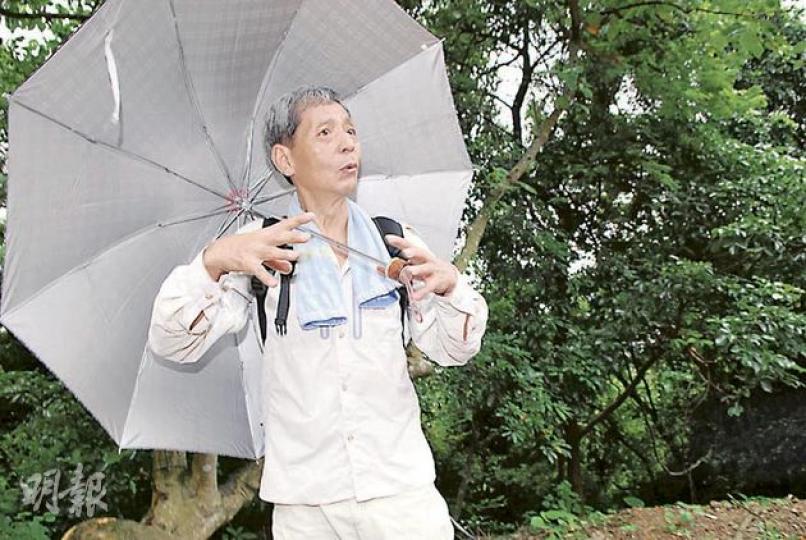 其中一名遇到蜂巢的行山客,以手勢表達肇事蜂巢直徑達2呎,他們雖盡量小心避開,但仍有隊員踢到樹幹驚動群蜂。(梁琬珊攝) 其中一名遇到蜂巢的行山客,以手勢表達肇事蜂巢直徑達2呎,他們雖盡量小心避開,但仍有隊員踢到樹幹驚動群蜂。(梁琬珊攝)