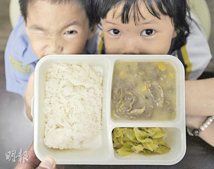 留意到基層巿民對食物需求增加,有社福機構在今年底將增設社區飯堂,提供十蚊一餐的價廉而有營養的食物。圖中的陳氏小兄妹與父親到現有的一間飯堂開餐,父親既可省錢,小朋友又能與飯堂內其他用膳者玩耍。(余俊亮攝) 留意到基層巿民對食物需求增加,有社福機構在今年底將增設社區飯堂,提供十蚊一餐的價廉而有營養的食物。圖中的陳氏小兄妹與父親到現有的一間飯堂開餐,父親既可省錢,小朋友又能與飯堂內其他用膳者玩耍。(余俊亮攝)