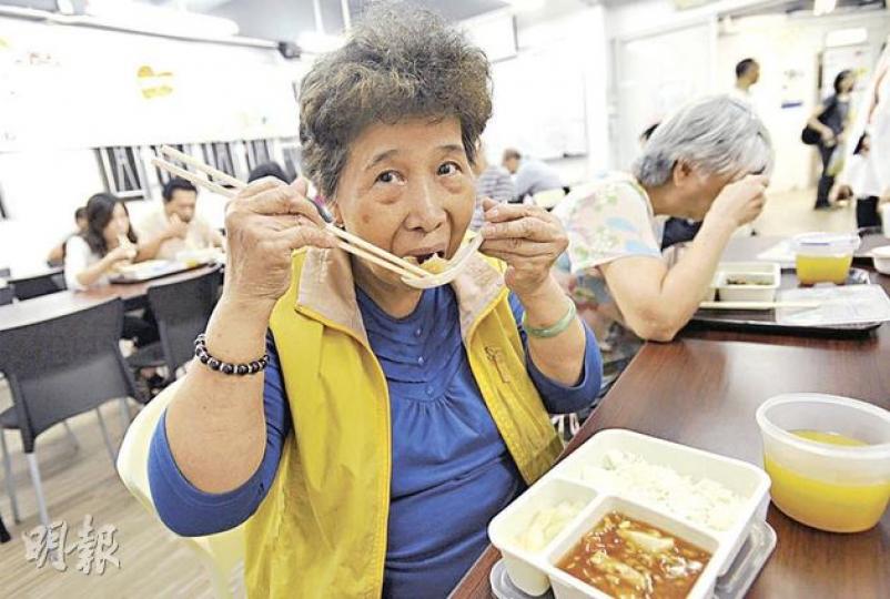 賣番薯的七旬長者好姐未幫襯社區飯堂前,為省錢經常在家中吃餅,吃到手腳乏力。(余俊亮攝) 賣番薯的七旬長者好姐未幫襯社區飯堂前,為省錢經常在家中吃餅,吃到手腳乏力。(余俊亮攝)