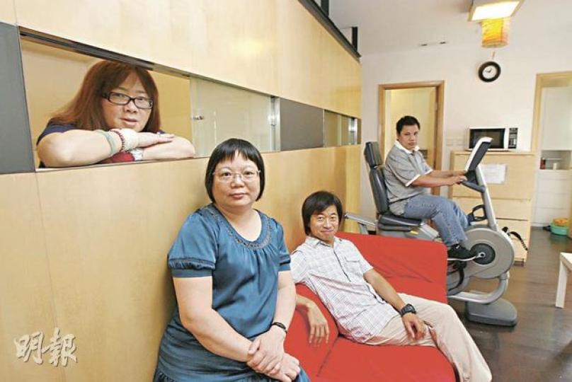 「思健」去年在粉嶺斥資2000多萬購入一幢新建大廈成立精神病康復者宿舍「思健園」。宿友盧素嬌(左起)、蕭淑燕坦言不怕以精神病康復者身分面對市民,並指舍內宿友同聲同氣,病情可更穩定。社工丘建章(右二)表示,宿友彭敬生(右一)入住思健園後首次找到工作,情緒亦改善不少。(郭慶輝攝) 「思健」去年在粉嶺斥資2000多萬購入一幢新建大廈成立精神病康復者宿舍「思健園」。宿友盧素嬌(左起)、蕭淑燕坦言不怕以精神病康復者身分面對市民,並指舍內宿友同聲同氣,病情可更穩定。社工丘建章(右二)表示,宿友彭敬生(右一)入住思健園後首次找到工作,情緒亦改善不少。(郭慶輝攝)