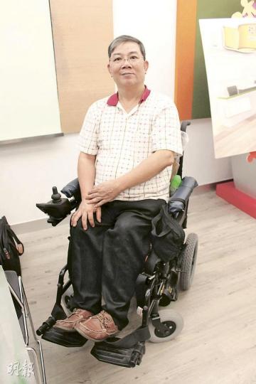 殘疾人士蕭東才指本港不少出入境口岸的櫃台太高,令他們難以與職員溝通及遞交文件。(邱雅錡攝) 殘疾人士蕭東才指本港不少出入境口岸的櫃台太高,令他們難以與職員溝通及遞交文件。(邱雅錡攝)