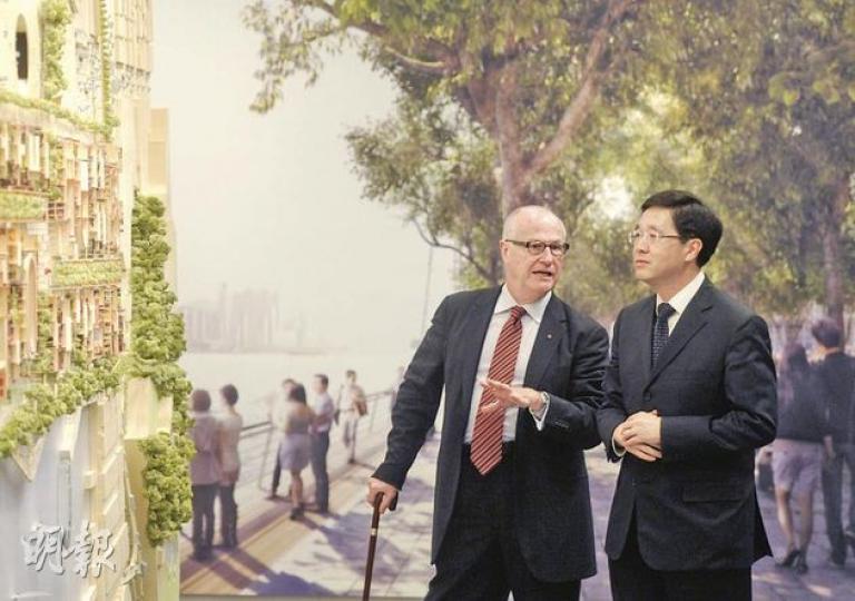 新上任的政務司長林瑞麟（右）昨日首次以西九董事局主席身分，與西九管理局行政總裁連納智（左）參觀西九文化區展覽。（李澤彤攝）