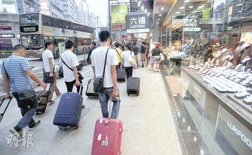 經濟不穩無損訪港內地遊客的消費力,不少遊客在十一黃金周來港消費,消費熱點如金行的生意依然暢旺。(葉漢華攝)(明報製圖) 經濟不穩無損訪港內地遊客的消費力,不少遊客在十一黃金周來港消費,消費熱點如金行的生意依然暢旺。(葉漢華攝)(明報製圖)
