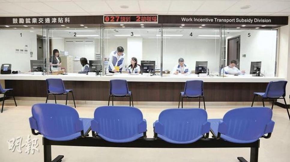 記者昨下午約5時到位於尖沙嘴的勞工處鼓勵就業交通津貼科辦事處,半小時內只有4人入內查詢及索取申請資料。(李澤彤攝) 記者昨下午約5時到位於尖沙嘴的勞工處鼓勵就業交通津貼科辦事處,半小時內只有4人入內查詢及索取申請資料。(李澤彤攝)