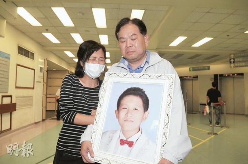 13歲男童張睿霆在屯門醫院進行頸椎矯正手術身亡,其父母昨日帶同愛子遺照到醫院申訴,要求院方交代真相及追究責任。(衛永康攝) 13歲男童張睿霆在屯門醫院進行頸椎矯正手術身亡,其父母昨日帶同愛子遺照到醫院申訴,要求院方交代真相及追究責任。(衛永康攝)