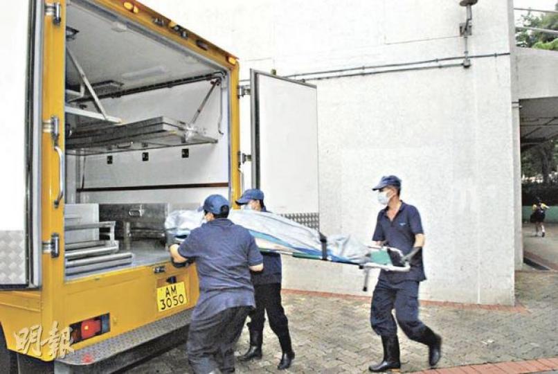 女嬰疑嘔奶窒息,救護員到場後證實已明顯死亡,屍體由仵工舁送殮房等候剖驗。(雲錦鋒攝) 女嬰疑嘔奶窒息,救護員到場後證實已明顯死亡,屍體由仵工舁送殮房等候剖驗。(雲錦鋒攝)