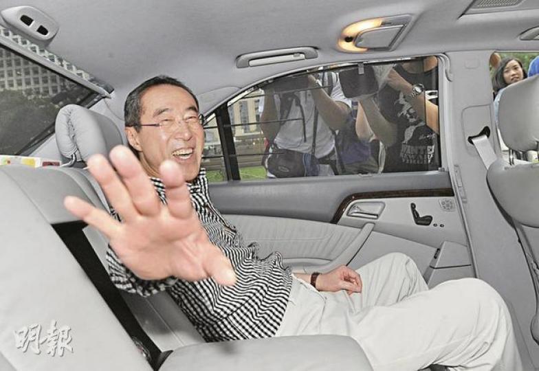 唐英年昨日一身便服與夏佳理見面,離去時卻繼續拒絕回應記者提問,僅稱與夏佳理只是「傾吓偈」。(劉焌陶攝) 唐英年昨日一身便服與夏佳理見面,離去時卻繼續拒絕回應記者提問,僅稱與夏佳理只是「傾吓偈」。(劉焌陶攝)