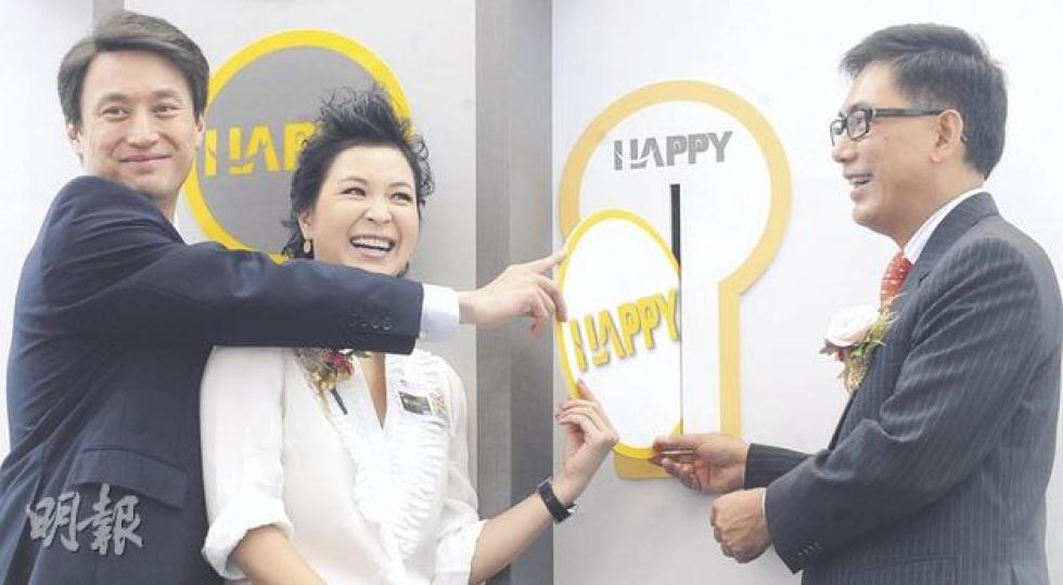 大新搵嚟形象入屋嘅蘇玉華(中)做新卡代言人,同大新行政總裁王祖興(左)、領匯行政總裁王國龍(右)一齊主持啟動儀式。(劉焌陶攝) 大新搵嚟形象入屋嘅蘇玉華(中)做新卡代言人,同大新行政總裁王祖興(左)、領匯行政總裁王國龍(右)一齊主持啟動儀式。(劉焌陶攝)