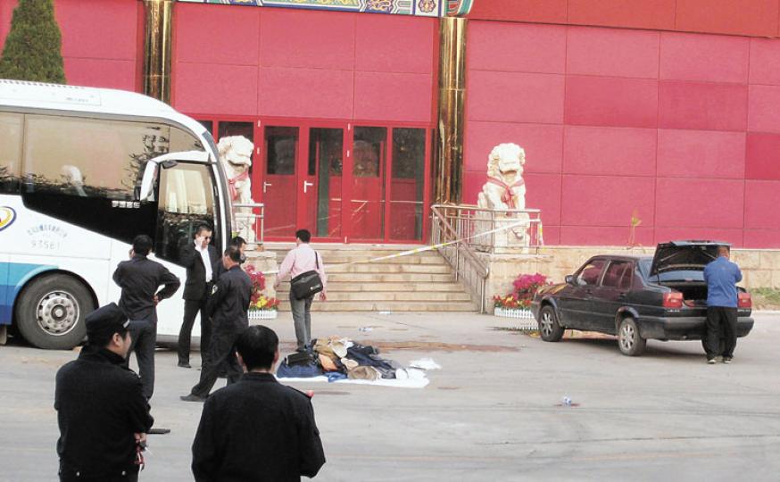 無人駕駛旅巴溜前撞死3名康泰團友的現場,即北京金殿國際餐廳門前,事發後地下仍留有大灘疑似血漬及血衣,在場保安員則拒讓記者趨前採訪。(劉洪慶攝)自稱是金殿國際餐廳負責人的男子表示,撞死人的旅遊巴,其司機在事發時正在餐廳吃飯,至於意外責任及賠償問題則未有結論。(劉洪慶攝)(明報製圖) 無人駕駛旅巴溜前撞死3名康泰團友的現場,即北京金殿國際餐廳門前,事發後地下仍留有大灘疑似血漬及血衣,在場保安員則拒讓記者趨前採訪。(劉洪慶攝)自稱是金殿國際餐廳負責人的男子表示,撞死人的旅遊巴,其司機在事發時正在餐廳吃飯,至於意外責任及賠償問題則未有結論。(劉洪慶攝)(明報製圖)