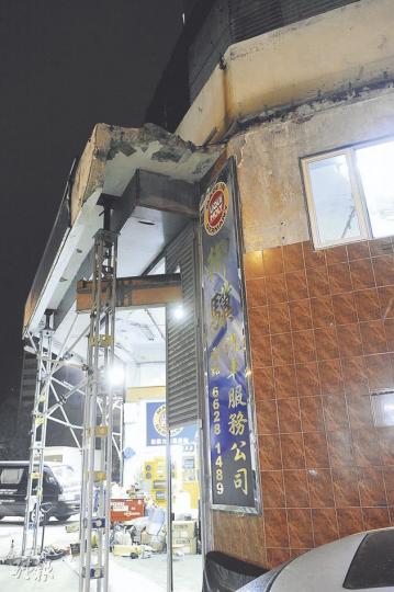 屯門永發工業大廈的石屎簷篷倒塌超過100日,維修鞏固工程仍未完成,商戶叫苦連天,指流失大量生意。(劉焌陶攝)屯門永發工業大廈的車房東主王志堅稱,大廈樓上單位長年滲下污水,導致石屎簷篷倒塌,至少4間損失慘重的商戶將聯合起來,向大廈法團及管理公司索償。(劉焌陶攝) 屯門永發工業大廈的石屎簷篷倒塌超過100日,維修鞏固工程仍未完成,商戶叫苦連天,指流失大量生意。(劉焌陶攝)屯門永發工業大廈的車房東主王志堅稱,大廈樓上單位長年滲下污水,導致石屎簷篷倒塌,至少4間損失慘重的商戶將聯合起來,向大廈法團及管理公司索償。(劉焌陶攝)