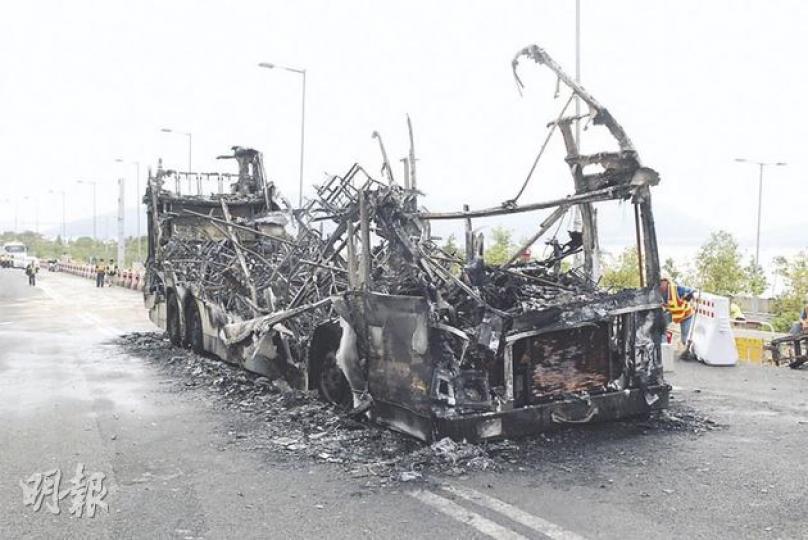 起火巴士被燒至只剩支架,連上層的地板亦塌下,車胎更熔掉黏在地面上。(雲錦鋒攝) 起火巴士被燒至只剩支架,連上層的地板亦塌下,車胎更熔掉黏在地面上。(雲錦鋒攝)