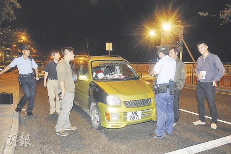 警員與可疑私家車追逐近1.5公里後終將其截停,當場拘捕兩名男女及檢獲一些爆竊工具。(蔡方山攝) 警員與可疑私家車追逐近1.5公里後終將其截停,當場拘捕兩名男女及檢獲一些爆竊工具。(蔡方山攝)