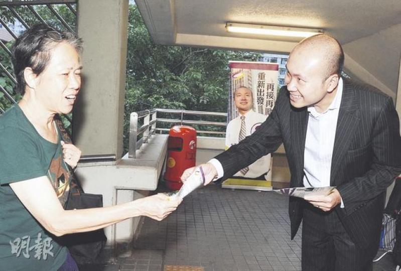黃大仙天強選區參選人、公民黨執委黃鶴鳴(右)昨落區派傳單,有居民接過單張,似乎未受港珠澳大橋司法覆核案等負面報道影響。(劉焌陶攝) 黃大仙天強選區參選人、公民黨執委黃鶴鳴(右)昨落區派傳單,有居民接過單張,似乎未受港珠澳大橋司法覆核案等負面報道影響。(劉焌陶攝)