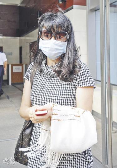涉襲擊瀋陽旅客的本港女導遊劉湘芹,昨獲撤銷控罪。她向記者表示「多謝」和「辛苦晒」。(李澤彤攝) 涉襲擊瀋陽旅客的本港女導遊劉湘芹,昨獲撤銷控罪。她向記者表示「多謝」和「辛苦晒」。(李澤彤攝)