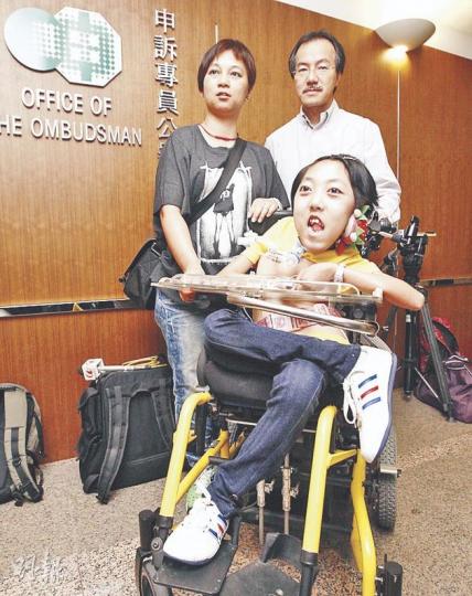 16歲肌肉萎縮少女胡蕊珺慘成「人球」,胡太昨帶同女兒到申訴專員公署投訴,希望政府為嚴重殘疾人士輪候院舍訂立機制。(李紹昌攝) 16歲肌肉萎縮少女胡蕊珺慘成「人球」,胡太昨帶同女兒到申訴專員公署投訴,希望政府為嚴重殘疾人士輪候院舍訂立機制。(李紹昌攝)