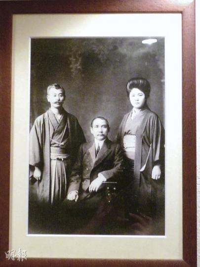 梅屋夫婦一直支持孫中山的革命活動,松本樓現在亦掛上梅屋莊吉夫婦跟孫中山的合照(圖)作紀念。(林康琪攝)孫中山夫人宋慶齡當年在梅屋家彈過的鋼琴,現存放在松本樓。(林康琪攝) 梅屋夫婦一直支持孫中山的革命活動,松本樓現在亦掛上梅屋莊吉夫婦跟孫中山的合照(圖)作紀念。(林康琪攝)孫中山夫人宋慶齡當年在梅屋家彈過的鋼琴,現存放在松本樓。(林康琪攝)
