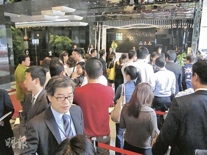 雖然深灣9號昨晚6時才正式發售,但昨午已有不少準買家和代理,準備進入位於北角嘉華國際中心的售樓處。至於樓盤首階段推出的77伙,相信已全數被吸納。(林可為攝)睇樓客心聲.張小姐﹕現居薄扶林區,雖然擔心股市波動會影響樓市,但仍然計劃購入深灣9號的2323方呎4房大單位,作為長線投資用途。此外,她認為深灣9號的訂價算合理。(林可為攝)睇樓客心聲.黃太﹕股市現時太過波動,擔心香港樓價會進一步下跌,加上深灣9號「價錢都幾貴、所以還是睇定一些才決定是否入市。」(林可為攝) 雖然深灣9號昨晚6時才正式發售,但昨午已有不少準買家和代理,準備進入位於北角嘉華國際中心的售樓處。至於樓盤首階段推出的77伙,相信已全數被吸納。(林可為攝)睇樓客心聲.張小姐﹕現居薄扶林區,雖然擔心股市波動會影響樓市,但仍然計劃購入深灣9號的2323方呎4房大單位,作為長線投資用途。此外,她認為深灣9號的訂價算合理。(林可為攝)睇樓客心聲.黃太﹕股市現時太過波動,擔心香港樓價會進一步下跌,加上深灣9號「價錢都幾貴、所以還是睇定一些才決定是否入市。」(林可為攝)