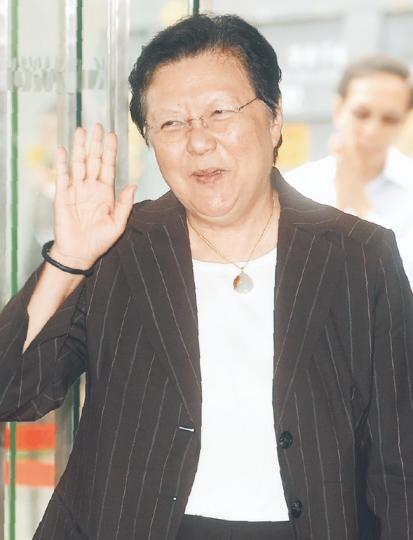 全國人大常委范徐麗泰昨日出席中大論壇時表示,當初表態支持唐英年參選特首時,根本不知道他有婚外情;當知道了後,「現在不會再說了」。(尹錦恩攝)中大文化研究系一名一年級學生昨日問范太:「經過一番曖昧言論後,你到底參不參選(特首)?」不少人有同感,以掌聲附和,范太回應表示,是否參選,要視乎香港的民意傾向。(尹錦恩攝) 全國人大常委范徐麗泰昨日出席中大論壇時表示,當初表態支持唐英年參選特首時,根本不知道他有婚外情;當知道了後,「現在不會再說了」。(尹錦恩攝)中大文化研究系一名一年級學生昨日問范太:「經過一番曖昧言論後,你到底參不參選(特首)?」不少人有同感,以掌聲附和,范太回應表示,是否參選,要視乎香港的民意傾向。(尹錦恩攝)