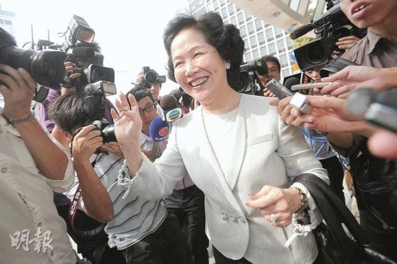 前政務司長陳方安生(中)表示,政務司長「一人之下、萬人之上」,期望新上任的林瑞麟能以身作則,顯示為人正直和有骨氣。(余俊亮攝)(明報製圖) 前政務司長陳方安生(中)表示,政務司長「一人之下、萬人之上」,期望新上任的林瑞麟能以身作則,顯示為人正直和有骨氣。(余俊亮攝)(明報製圖)