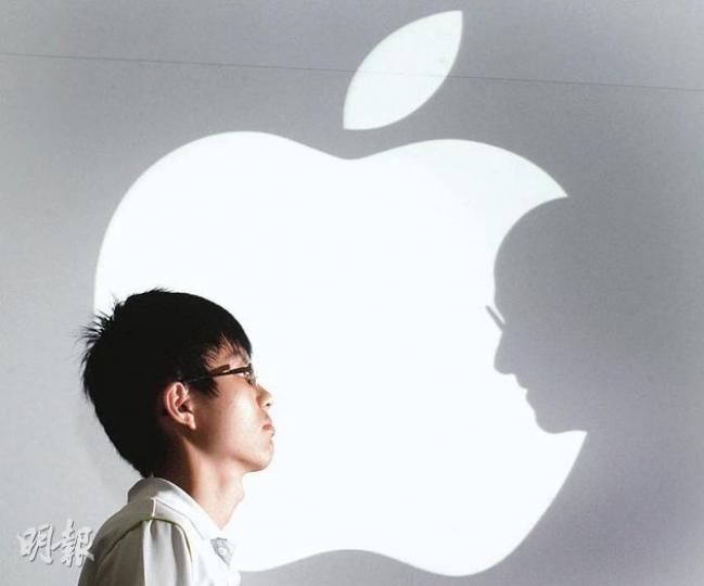 19歲的香港理工大學設計系學生麥朗,憑設計一個由喬布斯剪影和美國蘋果公司商標組成的圖案,一夜之間成為國際新聞人物。(李紹昌攝) 19歲的香港理工大學設計系學生麥朗,憑設計一個由喬布斯剪影和美國蘋果公司商標組成的圖案,一夜之間成為國際新聞人物。(李紹昌攝)