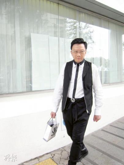 涉3項非禮及1項恐嚇罪的劉定成,相比起上次的狼狽奔跑掩臉,昨日顯得十分大方。(林綺琪攝)4anda成員的被告盧昕傑,昨由友人陪同下離開法院,他向等候記者表示「辛苦了」。(林綺琪攝) 涉3項非禮及1項恐嚇罪的劉定成,相比起上次的狼狽奔跑掩臉,昨日顯得十分大方。(林綺琪攝)4anda成員的被告盧昕傑,昨由友人陪同下離開法院,他向等候記者表示「辛苦了」。(林綺琪攝)