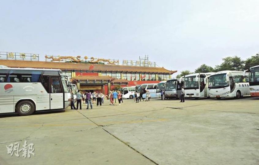 金殿國際餐廳的停車場,部分地面雖有點暗斜,但發生過前日的空車溜前輾斃遊客後,餐廳沒有加設任何防溜措施。(何家達攝) 金殿國際餐廳的停車場,部分地面雖有點暗斜,但發生過前日的空車溜前輾斃遊客後,餐廳沒有加設任何防溜措施。(何家達攝)