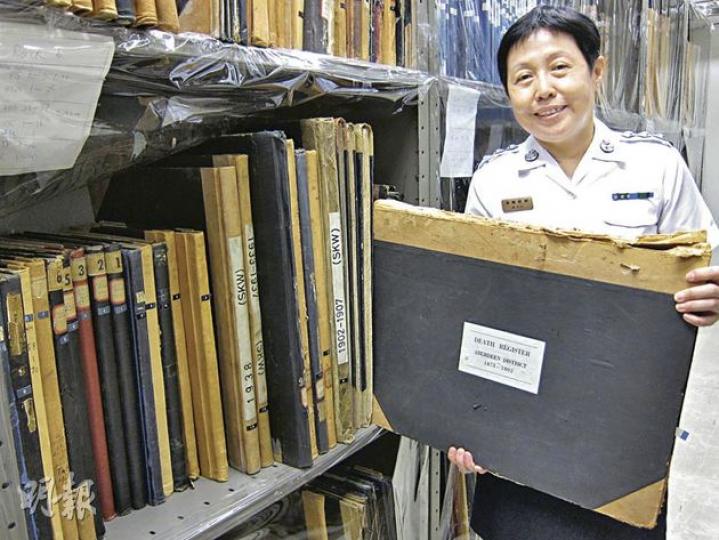 生死及婚姻登記（支援）組總入境事務主任李鄭妙妍手執的黑皮「死亡登記冊」已有138年歷史，是香港歷史最早期的死亡登記紀錄，現存放於由保險庫鐵門保護的檔案室，確保不會遺失或被竄改。（陳志偉攝）入境處助理處長（管理及支援）梁偉光稱，在越南船民來港高峰期，為分辨哪些人冒認來自越南，他與同僚要各出奇謀，分辨方法包括使用圖中遮了銀碼的越南鈔票，要求自稱越南船民者說出相應鈔票銀碼。（陳志偉攝）最早期的死亡登記冊上記載的港人死因，最常見是咳嗽及發熱。（陳志偉攝）