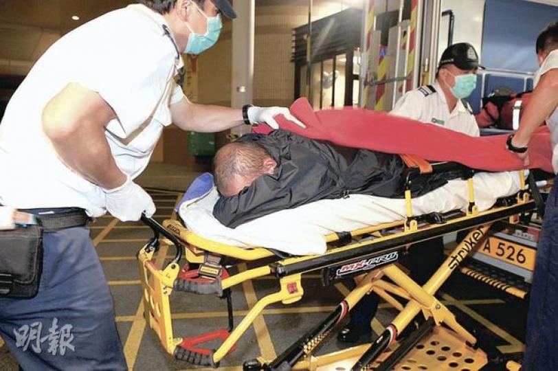 操流利廣東話的南亞裔男子曾爆粗罵警,事後俯伏牀上送院,醫生指他不適宜接受酒精測試。(衛永康攝) 操流利廣東話的南亞裔男子曾爆粗罵警,事後俯伏牀上送院,醫生指他不適宜接受酒精測試。(衛永康攝)