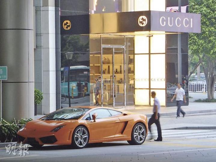 深圳萬象城的Gucci旗艦店門口,店員多稱不清楚苛刻店規事,亦有人稱店規已修改。(樊銳昌攝) 深圳萬象城的Gucci旗艦店門口,店員多稱不清楚苛刻店規事,亦有人稱店規已修改。(樊銳昌攝)