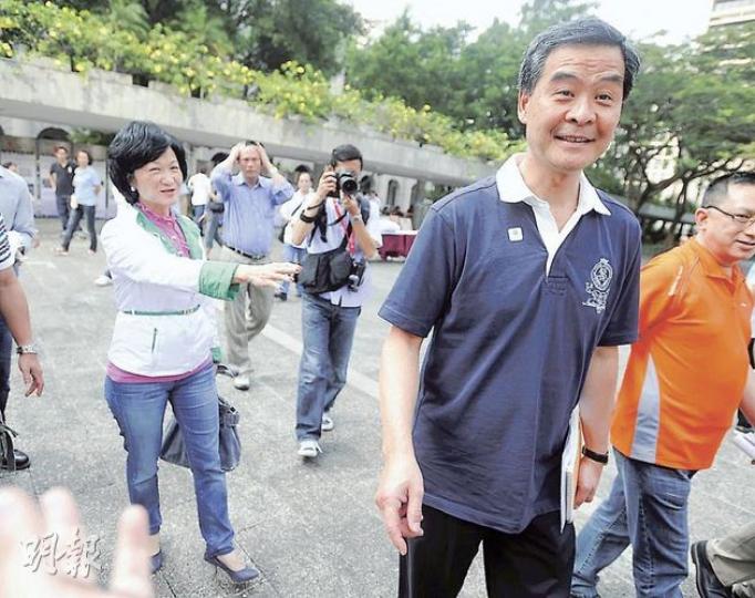 新民黨主席葉劉淑儀(左)認為,特首過往較少認錯,今次承認失誤,「雖然來得較遲,但總好過死撐」。梁振英(右)則稱,剛離開行會不久,不便評論。(余俊亮攝) 新民黨主席葉劉淑儀(左)認為,特首過往較少認錯,今次承認失誤,「雖然來得較遲,但總好過死撐」。梁振英(右)則稱,剛離開行會不久,不便評論。(余俊亮攝)