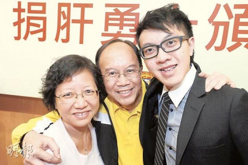 社工梁慶材(中)本因肝衰竭而命懸一線,幸得兒子梁晉熙(右)捐肝,得以重獲新生,昨日兒子獲表揚為「捐肝勇士」,梁太(左)與丈夫、兒子齊齊分享喜悅。(尹錦恩攝) 社工梁慶材(中)本因肝衰竭而命懸一線,幸得兒子梁晉熙(右)捐肝,得以重獲新生,昨日兒子獲表揚為「捐肝勇士」,梁太(左)與丈夫、兒子齊齊分享喜悅。(尹錦恩攝)